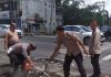 Polisi Bersama TNI dan Warga Tambal Jalan Berlubang di Kota Malang Cegah Kecelakaan