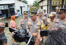 Polisi Gelar Pengobatan dan Bengkel Gratis Hingga Berbagi Sembako Bagi Warga Terdampak Banjir di Lamongan