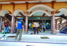 Kompak, Aremania dan Polisi Sambut Ramadhan Dengan Bersihkan Tempat Ibadah