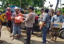 Polres Situbondo Dropping Bantuan Makanan untuk Warga Terdampak Banjir di Kendit