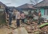 Gotong Royong, Polisi Bersama TNI dan Warga Bersihkan Lumpur Pasca Longsor di Bawean