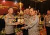 Anev Sitkamtibmas 2023, Kapolda Jatim Beri Penghargaan Kepada Kapolres dan Anggota yang Berprestasi