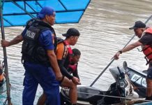 Tim SAR Ditpolairud Polda Jatim Berhasil Evakuasi 9 Motor dan Penumpang Perahu Tambangan Yang Tenggelam