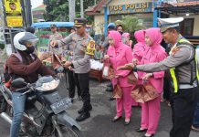 Kapolres Pasuruan dan Bhayangkari Melaksanakan Bagi Takjil dan Baksos