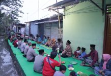 Sampaikan Himbauan Kamtibmas, Kapolres Bojonegoro Sambang dan Ajak Warga Slum Area Berbuka Puasa Bersama