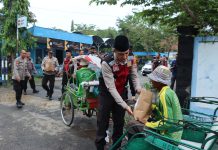 Polri Peduli, Polres Pamekasan Salurkan Bantuan Sembako Kepada Warga Terdampak Banjir