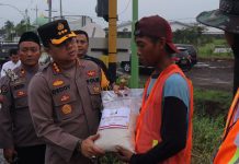 Polri Berbagi, Kapolresta Banyuwangi Distribusikan Bansos Untuk Masyarakat Pinggiran