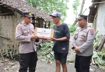 Polres Tulungagung Berikan Bantuan Sosial Untuk Warga Terdampak Angin Puting Beliung