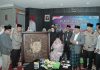 Kapolda Jatim Mengenang Gus Dur, Berikan Poster Unik Untuk Hj. Sinta Nuriyah Wahid