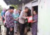Kapolresta Sidoarjo Blusukan ke Perkampungan Sapa Warga dan Salurkan Bansos