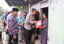 Kapolresta Sidoarjo Blusukan ke Perkampungan Sapa Warga dan Salurkan Bansos