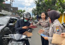 Polwan Polres Batu Sosialisasikan Penerimaan Calon Anggota Polri TA 2023 Sambil Berbagi Takjil