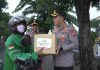 Sapa Warga, Kapolres Gresik Berbagi Paket Sembako di Bulan Ramadhan