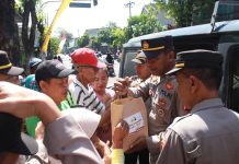 Bulan Ramadhan Polres Nganjuk Berbagi Berkah, Warga Tanjunganom Sumringah