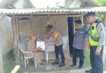 Polres Lamongan Berbagi Paket Sembako, Ringankan Beban Warga Sambeng