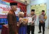 Bidhumas dan Bidkum Polda Jatim Berbagi 100 Paket Sembako Untuk Warga Morokrembangan