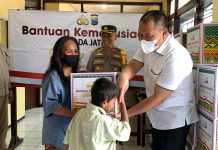 Ditresnarkoba Polda Jatim Berbagi Sembako Jelang Lebaran, Warga Wonokusumo Jadi Riang