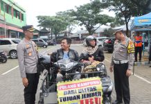 Penyandang Disabilitas Terima Tali Asih di Posyan Polres Pasuruan