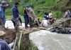 Salut, Sinergitas TNI Polri Situbondo Bantu Warga Perbaiki Jembatan Rusak Akibat Banjir