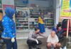 Peduli Sesama Pak Bhabin di Blitar Sigap Tolong Lansia Terlantar