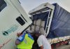Salut, Anggota PJR Polda Jatim Jadi Montir Dadakan Saat Lihat Truk Mogok di Tol