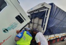 Salut, Anggota PJR Polda Jatim Jadi Montir Dadakan Saat Lihat Truk Mogok di Tol