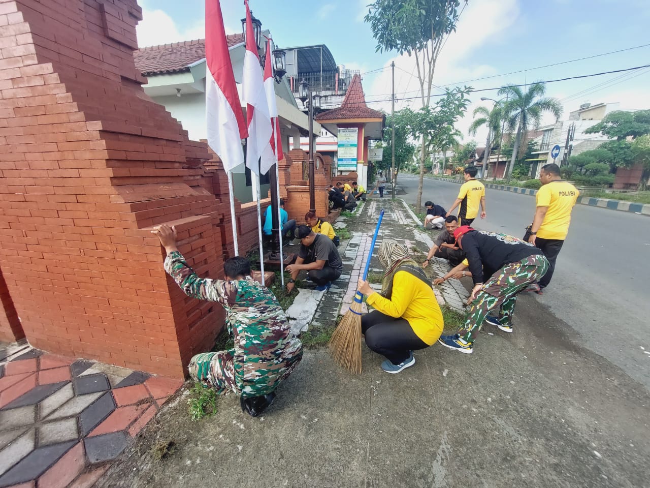 Tetap Solid, TNI – Polri di Tulungagung Laksanakan Jumat Bersih ...
