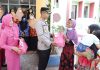 Peduli Stunting, Kapolres Situbondo dan Ketua Bhayangkari Beri Bantuan Anak-anak di RPG