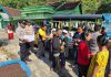 Unik, Polisi Patroli Sambil Berbagi Sayuran dan Lauk Gratis Untuk Warga Jogorogo Ngawi