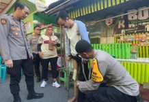 Polisi RW di Surabaya Hadir Beri Solusi, Penjual Kopi Bisa Berjalan Lagi
