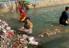 Peduli Lingkungan Polisi RW Polres Tuban Bersama Warga Bersihkan Sampah di Sungai