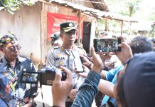 Hari Bhayangkara Ke-77, Polres Situbondo Bedah Dua Rumah Warga Kurang Mampu