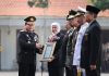 Hari Bhayangkara ke-77 Kapolda Jatim Beri Penghargaan Tan Hana Dharma Mangrwa Kepada Forkopimda Jawa Timur