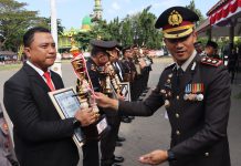 Upacara Hari Bhayangkara Ke-77, Kapolres Pasuruan Berikan Penghargaan Kepada Anggota Berprestasi