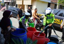 Polres Gresik Beri Bantuan Puluhan Ribu Liter Air Bersih Untuk Warga Setrohadi