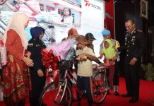 Hari Bhayangkara Ke-77, Kapolres Malang Berikan Bantuan Sepeda Untuk Kakak-Adik Pencari Rosokan