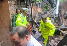 Salut, Polisi dan TNI Bersama Warga Gercep Tangani Rumah Yang Ambruk Akibat Hujan Deras di Trenggalek