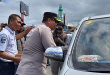 Aksi Simpatik Polisi Berbagi Air Mineral Kepada Pengendara yang Antri di Pelabuhan Ketapang Banyuwangi