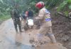 Gotong – royong Polisi dan TNI Bersama Warga Bersihkan Tebing Longsor di Banyuwangi