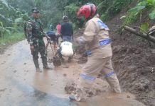 Gotong – royong Polisi dan TNI Bersama Warga Bersihkan Tebing Longsor di Banyuwangi