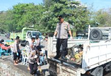 Polisi Peduli Lingkungan Polda Jatim Bersama Warga Bersihkan Sampah di Sepanjang Pantai Kenpark