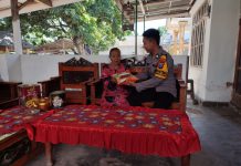 Bhasmala” Program Bhabinkamtibmas Polres Situbondo Sambang dan Bantu Manula