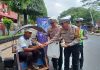 Kampanyekan Tertib Berlalu Lintas, Polisi Berbagi Sarapan Pagi Untuk Tukang Becak di Trenggalek