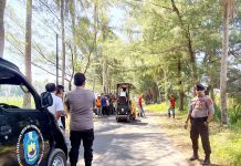 Polisi Bersama Dinas PU Situbondo Pasang Marka Kejut, Cegah Balap Liar di Situbondo