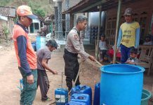 Polisi RW dan BPBD Situbondo Kembali Salurkan Puluhan Ribu Liter Air Bersih di Dusun Bendusa