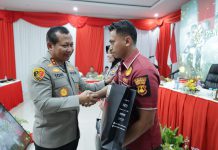 Kapolda Jatim Beri Penghargaan Dua Anggota Polres Bangkalan