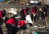 Peduli Lingkungan, Polwan Polres Gresik Bersihkan Sampah Di Pantai Pekelingan