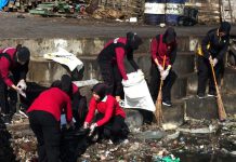 Peduli Lingkungan, Polwan Polres Gresik Bersihkan Sampah Di Pantai Pekelingan
