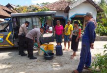 Polisi Rutin Laksanakan Patroli Sambang Tirta Warga Trenggalek Sumringah