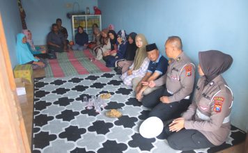 Polisi Peduli Polres Mojokerto Beri Santunan Keluarga Korban Kecelakaan di Pacet